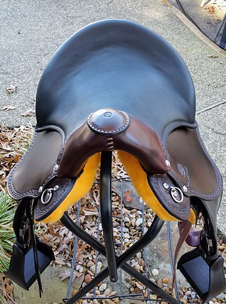 Chestnut Buena Vista saddle with suspended seat and edge tooling